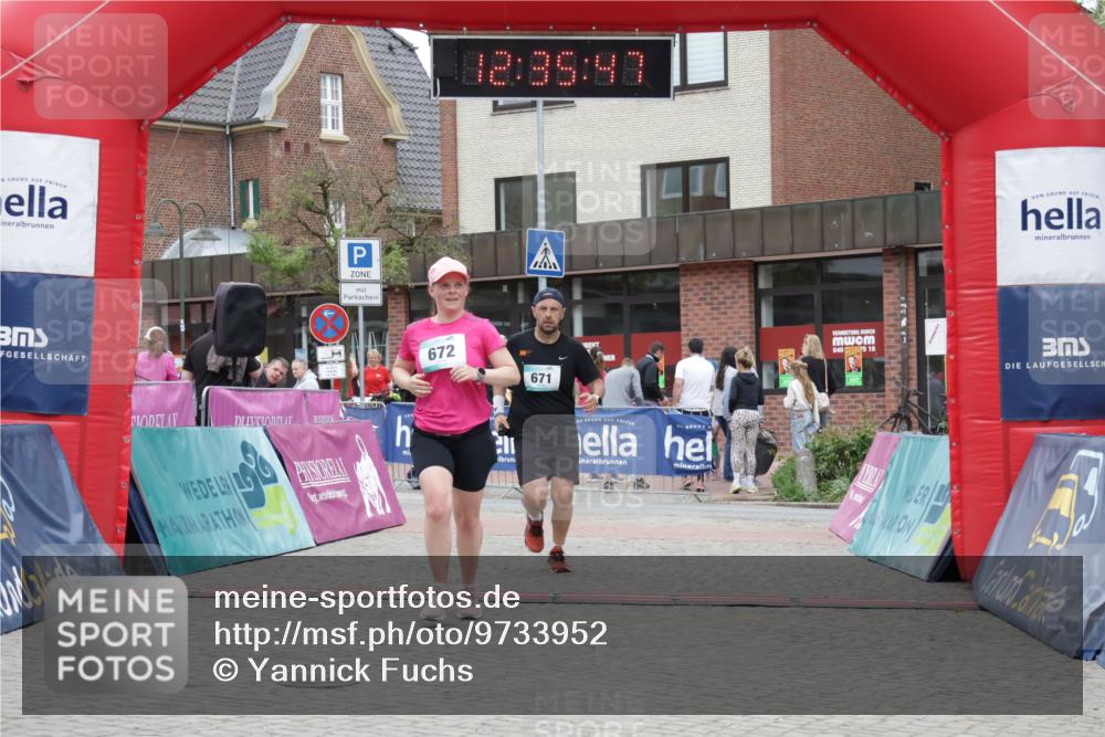 10.05.2026 - 8. Wedeler Halbmarathon Yannick Fuchs http://msf.ph/oto/9733952 10.05.2026 12:35:45 Ziel 671, 672 meine-sportfotos.de