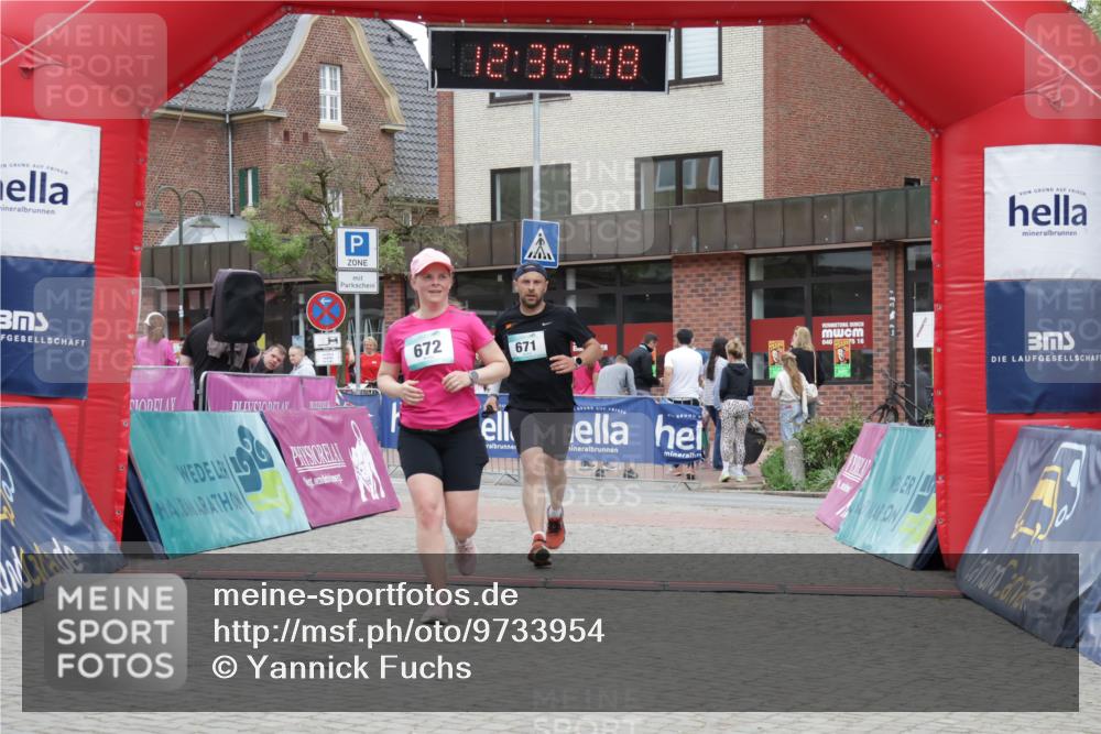 10.05.2026 - 8. Wedeler Halbmarathon Yannick Fuchs http://msf.ph/oto/9733954 10.05.2026 12:35:46 Ziel 671, 672 meine-sportfotos.de