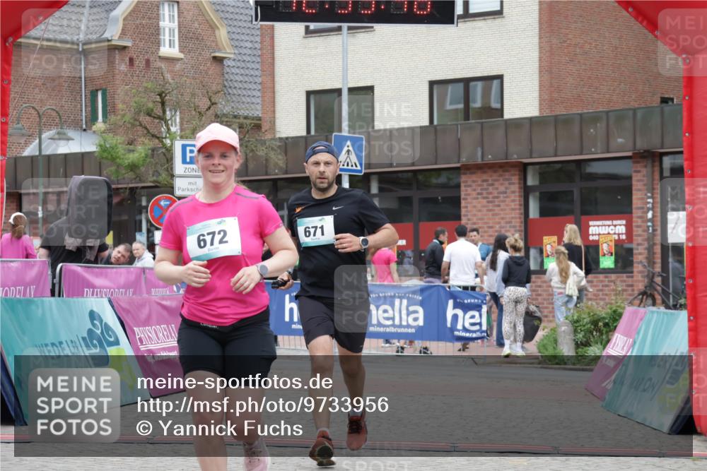 10.05.2026 - 8. Wedeler Halbmarathon Yannick Fuchs http://msf.ph/oto/9733956 10.05.2026 12:35:46 Ziel 671, 672 meine-sportfotos.de