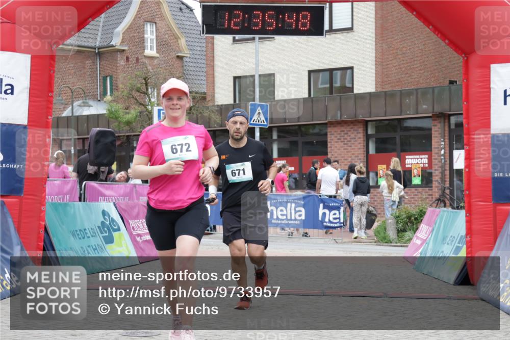 10.05.2026 - 8. Wedeler Halbmarathon Yannick Fuchs http://msf.ph/oto/9733957 10.05.2026 12:35:46 Ziel 671, 672 meine-sportfotos.de
