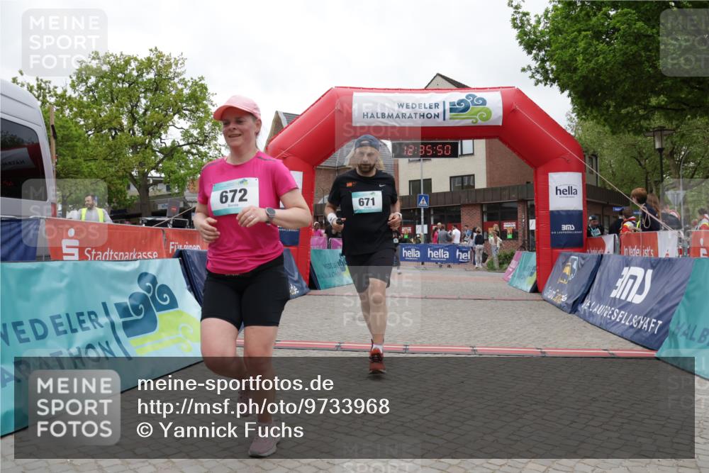 10.05.2026 - 8. Wedeler Halbmarathon Yannick Fuchs http://msf.ph/oto/9733968 10.05.2026 12:35:48 Ziel 253, 671, 672 meine-sportfotos.de