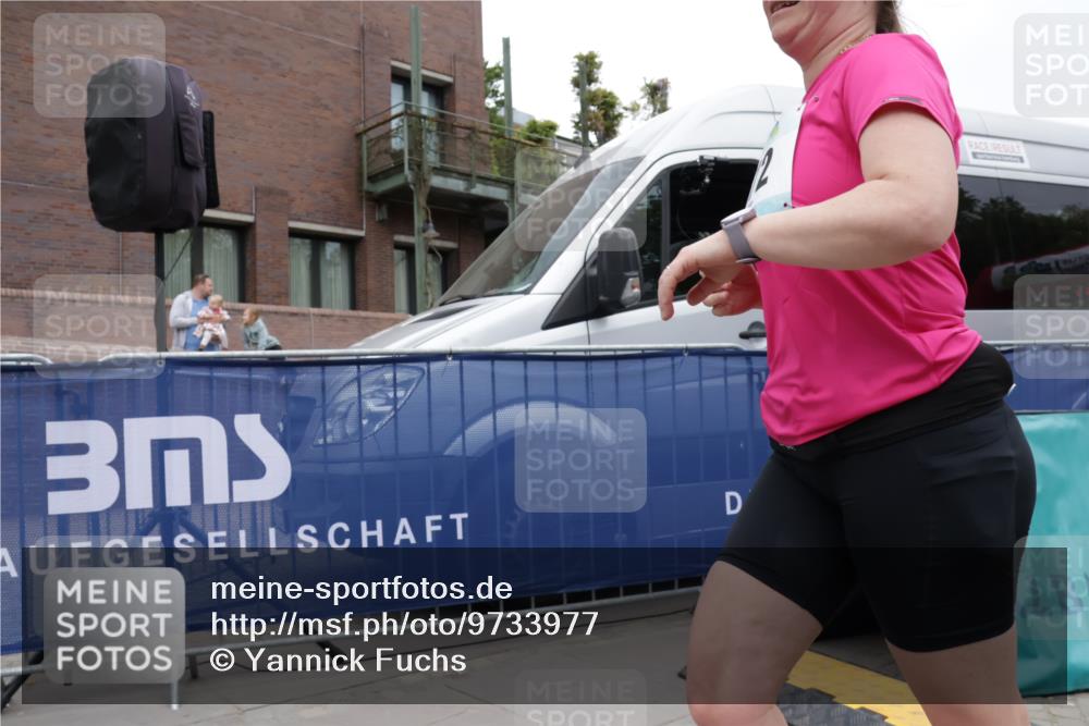 10.05.2026 - 8. Wedeler Halbmarathon Yannick Fuchs http://msf.ph/oto/9733977 10.05.2026 12:35:49 Ziel 253, 671, 672 meine-sportfotos.de