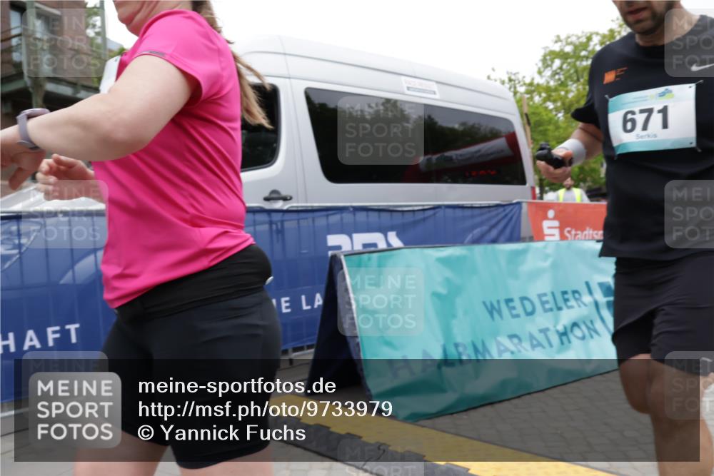 10.05.2026 - 8. Wedeler Halbmarathon Yannick Fuchs http://msf.ph/oto/9733979 10.05.2026 12:35:49 Ziel 253, 671, 672 meine-sportfotos.de