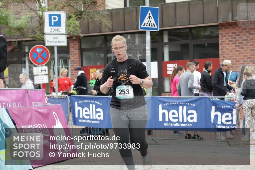 10.05.2026 - 8. Wedeler Halbmarathon Yannick Fuchs http://msf.ph/oto/9733983 10.05.2026 12:35:50 Ziel 253, 671, 672 meine-sportfotos.de
