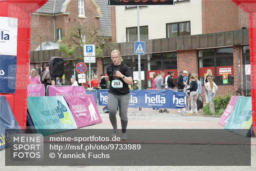 10.05.2026 - 8. Wedeler Halbmarathon Yannick Fuchs http://msf.ph/oto/9733989 10.05.2026 12:35:51 Ziel 253, 671, 672 meine-sportfotos.de