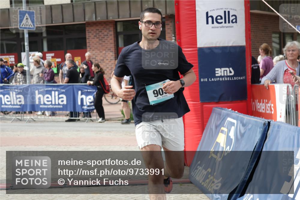 10.05.2026 - 8. Wedeler Halbmarathon Yannick Fuchs http://msf.ph/oto/9733991 10.05.2026 11:50:57 Ziel 94, 364, 903, 905 meine-sportfotos.de