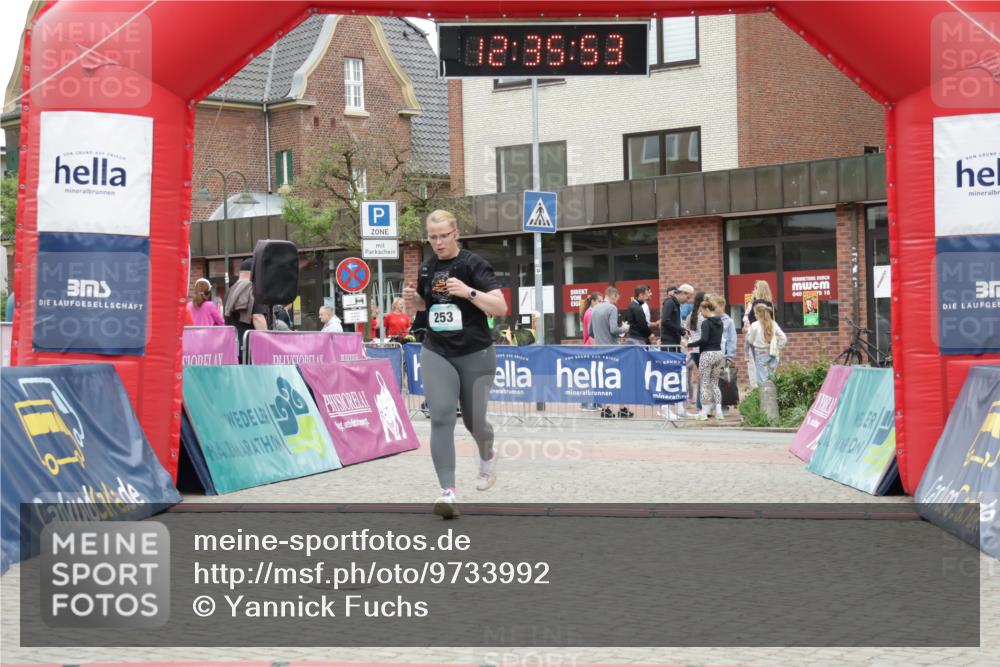 10.05.2026 - 8. Wedeler Halbmarathon Yannick Fuchs http://msf.ph/oto/9733992 10.05.2026 12:35:51 Ziel 253, 671, 672 meine-sportfotos.de
