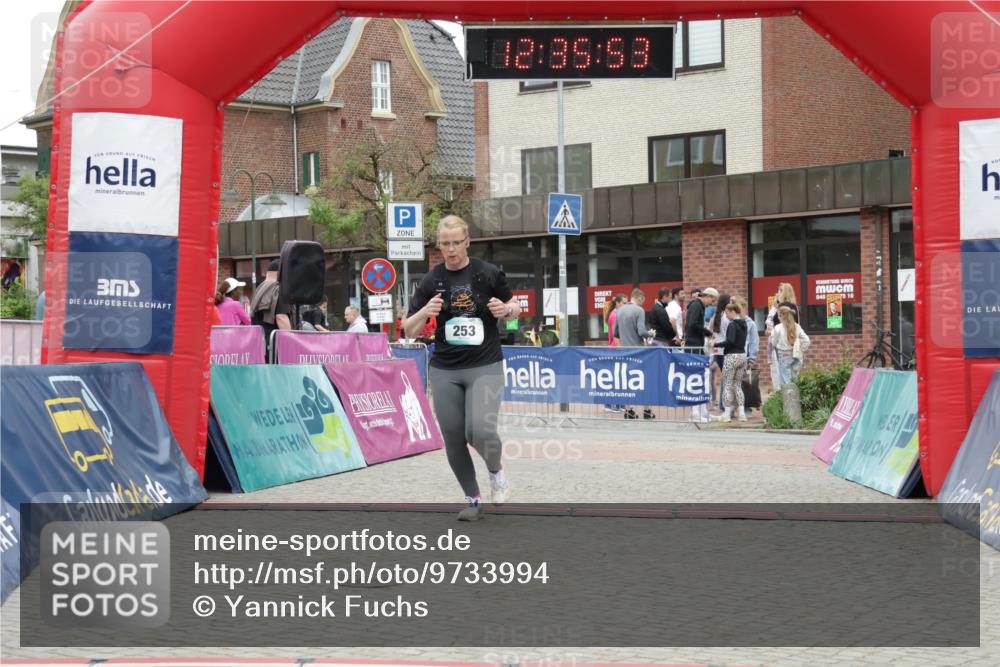 10.05.2026 - 8. Wedeler Halbmarathon Yannick Fuchs http://msf.ph/oto/9733994 10.05.2026 12:35:51 Ziel 253, 671, 672 meine-sportfotos.de