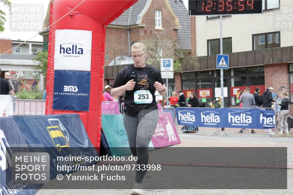 10.05.2026 - 8. Wedeler Halbmarathon Yannick Fuchs http://msf.ph/oto/9733998 10.05.2026 12:35:52 Ziel 253, 671, 672 meine-sportfotos.de