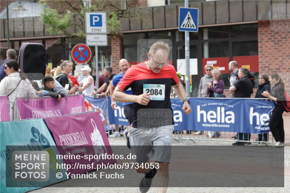 10.05.2026 - 8. Wedeler Halbmarathon Yannick Fuchs http://msf.ph/oto/9734053 10.05.2026 11:51:32 Ziel 710, 1020, 2084 meine-sportfotos.de