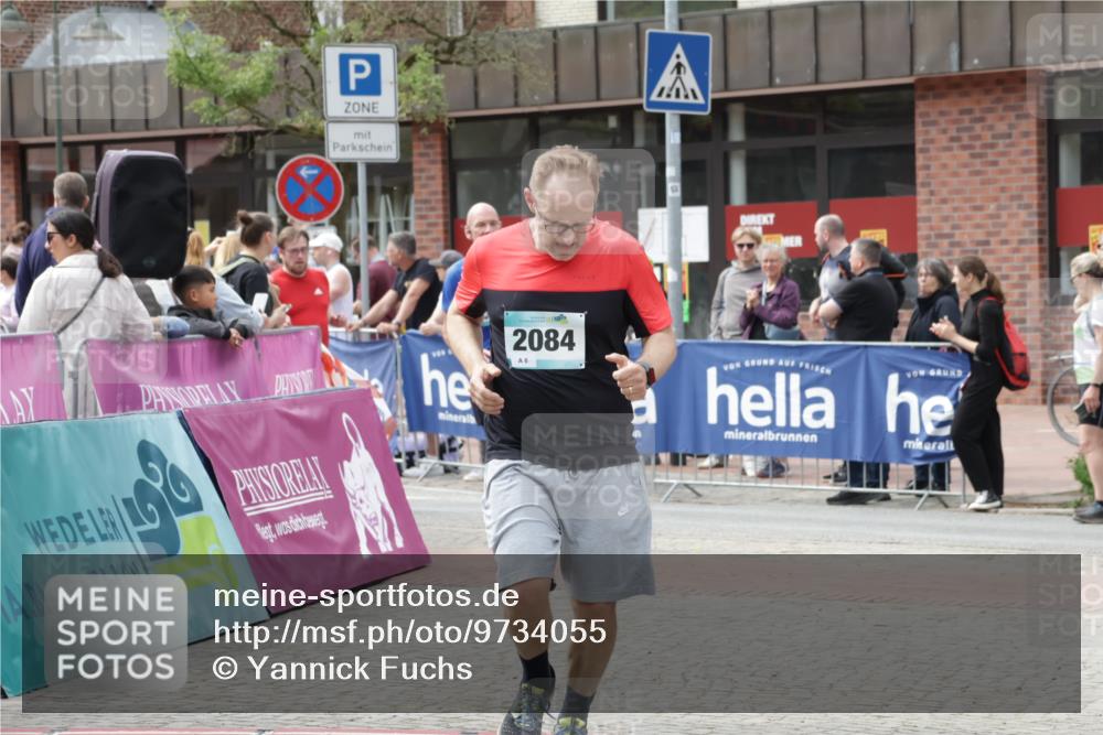 10.05.2026 - 8. Wedeler Halbmarathon Yannick Fuchs http://msf.ph/oto/9734055 10.05.2026 11:51:32 Ziel 710, 1020, 2084 meine-sportfotos.de