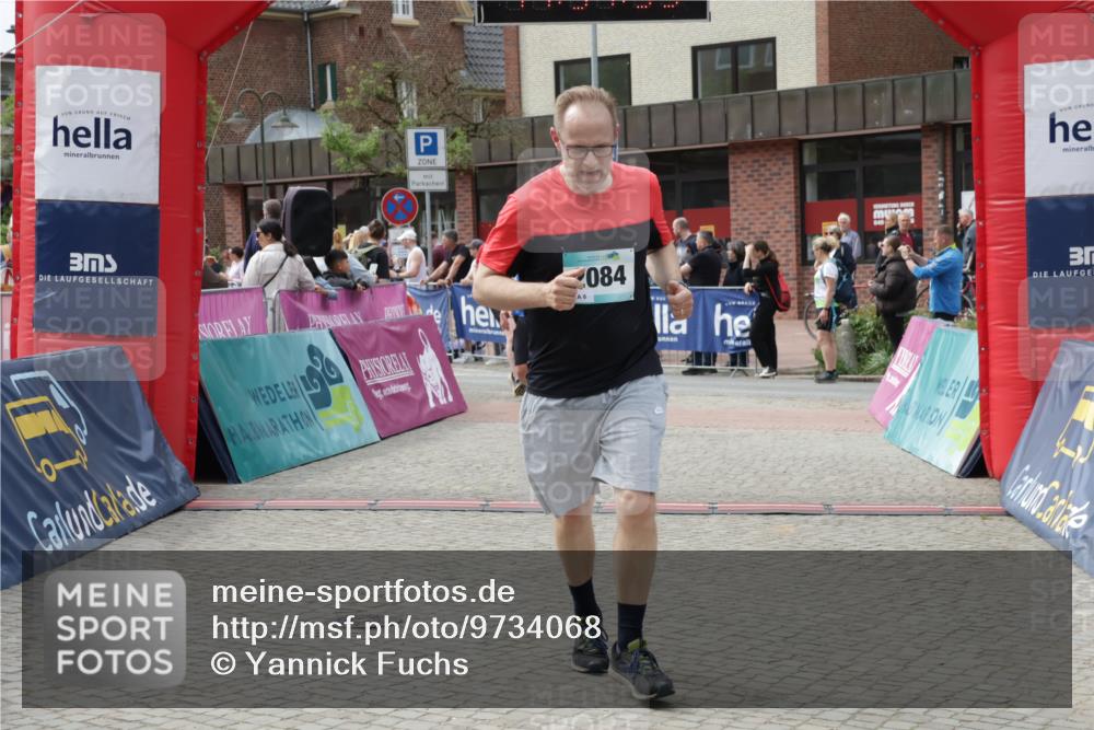 10.05.2026 - 8. Wedeler Halbmarathon Yannick Fuchs http://msf.ph/oto/9734068 10.05.2026 11:51:33 Ziel 710, 1020, 2084 meine-sportfotos.de