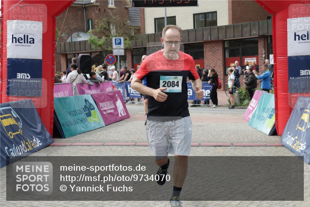 10.05.2026 - 8. Wedeler Halbmarathon Yannick Fuchs http://msf.ph/oto/9734070 10.05.2026 11:51:33 Ziel 710, 1020, 2084 meine-sportfotos.de