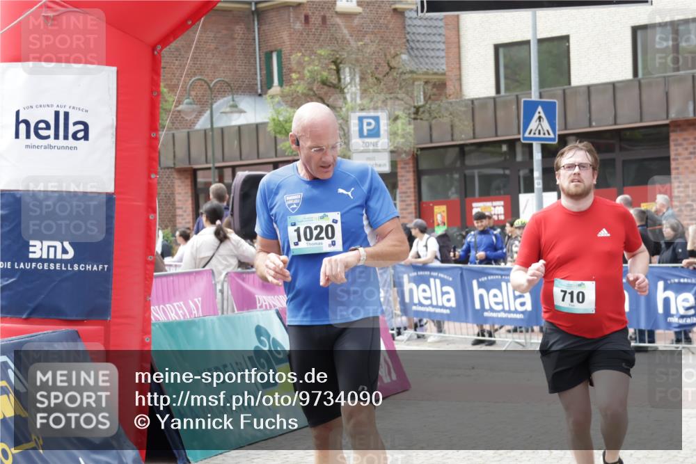 10.05.2026 - 8. Wedeler Halbmarathon Yannick Fuchs http://msf.ph/oto/9734090 10.05.2026 11:51:36 Ziel 710, 1020, 2084 meine-sportfotos.de
