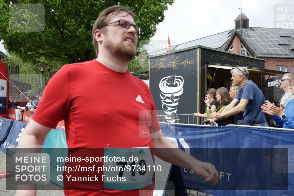 10.05.2026 - 8. Wedeler Halbmarathon Yannick Fuchs http://msf.ph/oto/9734110 10.05.2026 11:51:39 Ziel 312, 710, 1020 meine-sportfotos.de