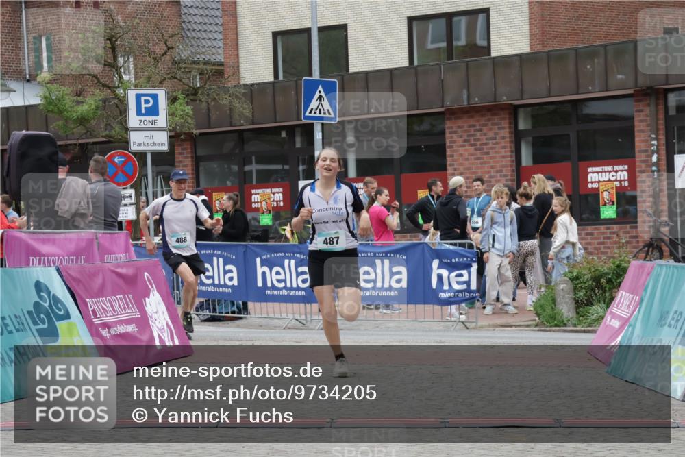 10.05.2026 - 8. Wedeler Halbmarathon Yannick Fuchs http://msf.ph/oto/9734205 10.05.2026 12:37:53 Ziel 487, 488 meine-sportfotos.de