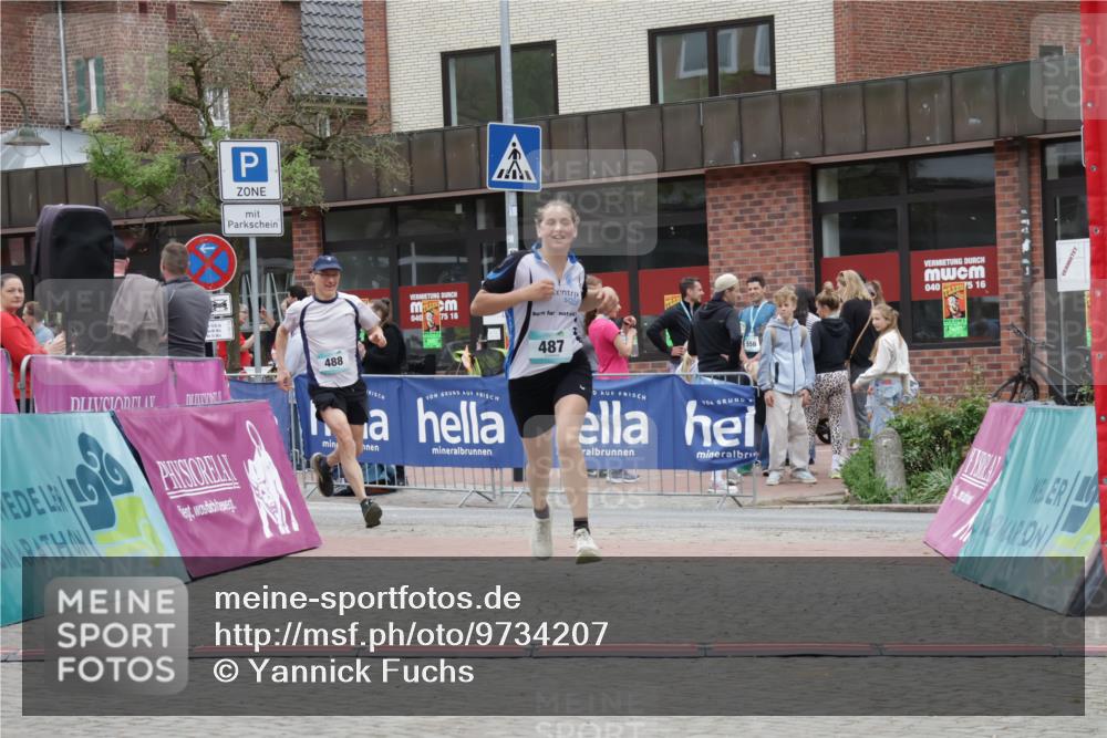 10.05.2026 - 8. Wedeler Halbmarathon Yannick Fuchs http://msf.ph/oto/9734207 10.05.2026 12:37:53 Ziel 487, 488 meine-sportfotos.de