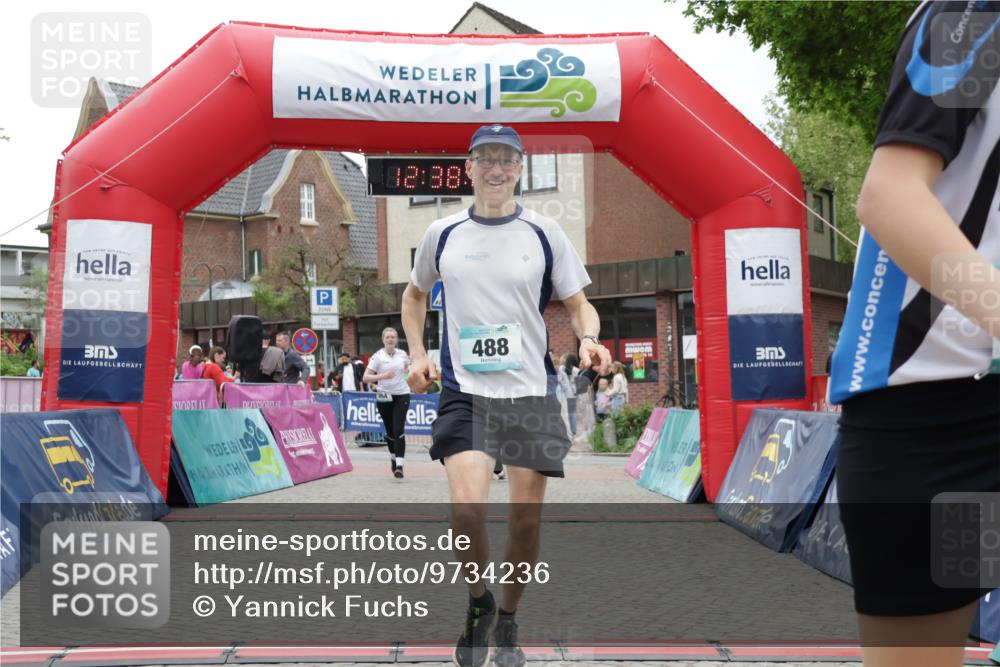 10.05.2026 - 8. Wedeler Halbmarathon Yannick Fuchs http://msf.ph/oto/9734236 10.05.2026 12:37:58 Ziel 264, 487, 488, 702 meine-sportfotos.de