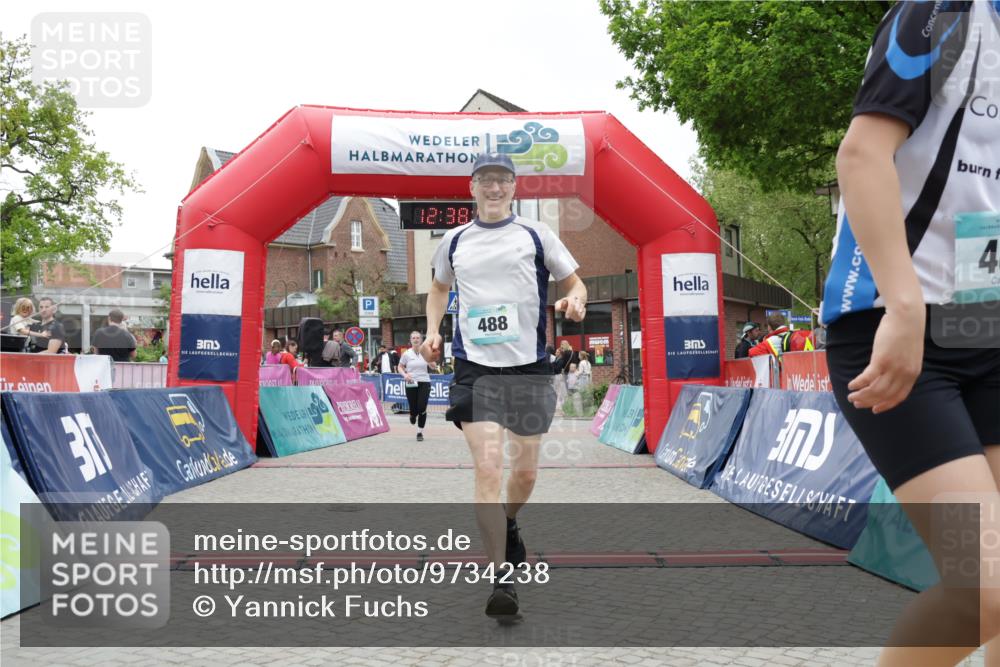 10.05.2026 - 8. Wedeler Halbmarathon Yannick Fuchs http://msf.ph/oto/9734238 10.05.2026 12:37:58 Ziel 264, 487, 488, 702 meine-sportfotos.de