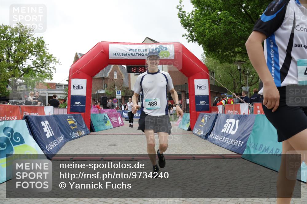 10.05.2026 - 8. Wedeler Halbmarathon Yannick Fuchs http://msf.ph/oto/9734240 10.05.2026 12:37:58 Ziel 264, 487, 488, 702 meine-sportfotos.de