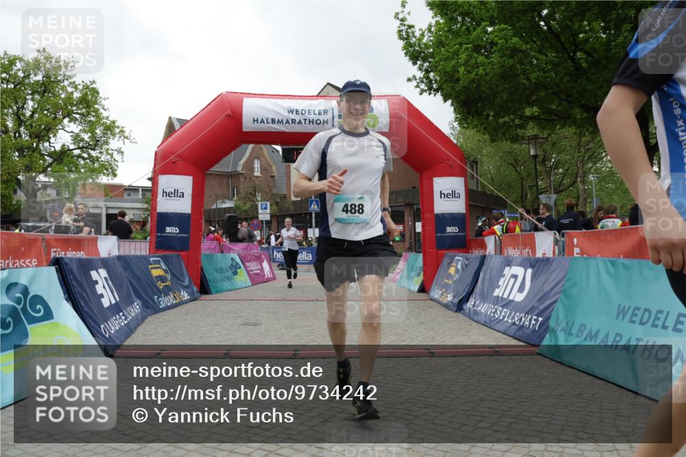 10.05.2026 - 8. Wedeler Halbmarathon Yannick Fuchs http://msf.ph/oto/9734242 10.05.2026 12:37:58 Ziel 264, 487, 488, 702 meine-sportfotos.de