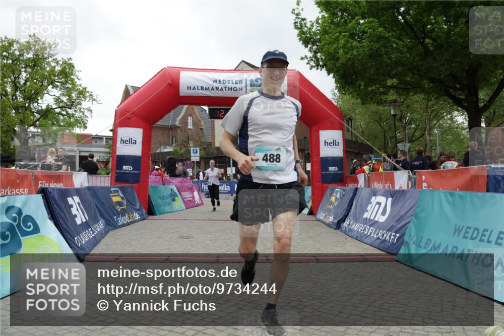 10.05.2026 - 8. Wedeler Halbmarathon Yannick Fuchs http://msf.ph/oto/9734244 10.05.2026 12:37:58 Ziel 264, 487, 488, 702 meine-sportfotos.de