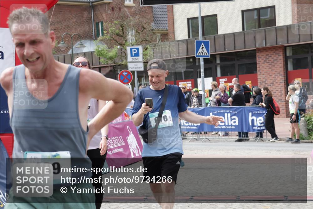 10.05.2026 - 8. Wedeler Halbmarathon Yannick Fuchs http://msf.ph/oto/9734266 10.05.2026 11:51:57 Ziel 489, 652, 675, 676 meine-sportfotos.de