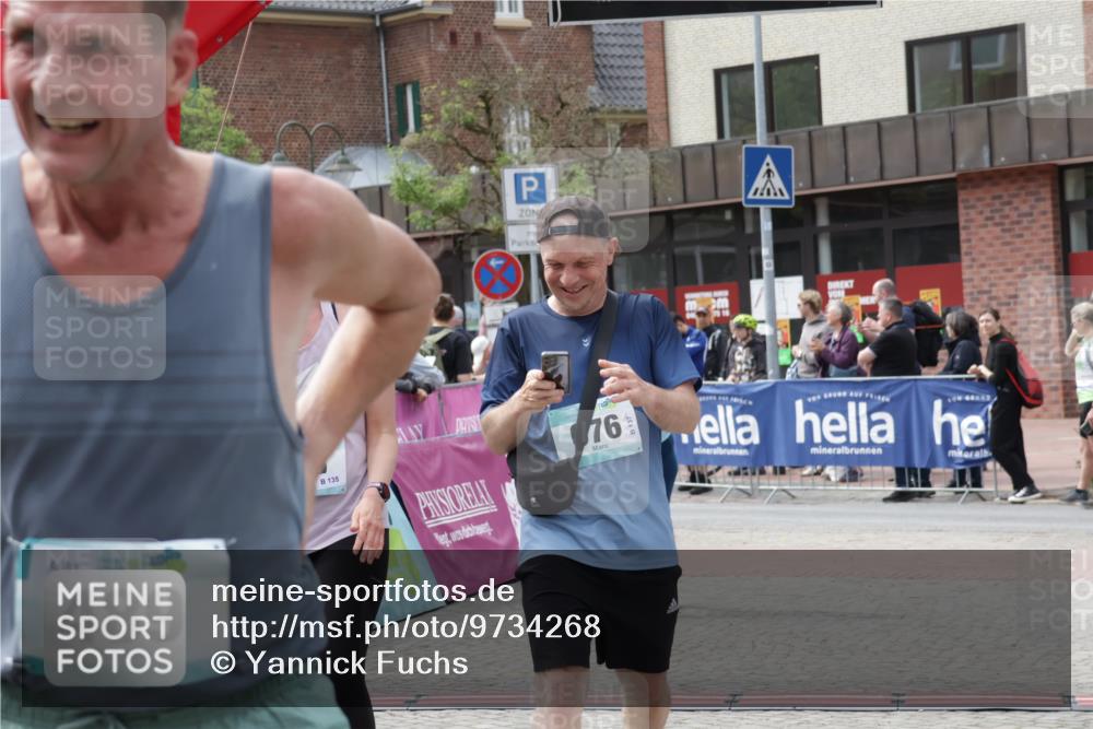 10.05.2026 - 8. Wedeler Halbmarathon Yannick Fuchs http://msf.ph/oto/9734268 10.05.2026 11:51:58 Ziel 489, 652, 675, 676 meine-sportfotos.de