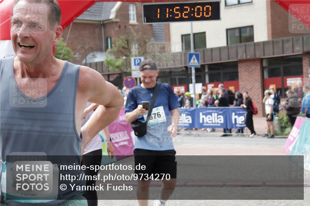 10.05.2026 - 8. Wedeler Halbmarathon Yannick Fuchs http://msf.ph/oto/9734270 10.05.2026 11:51:58 Ziel 489, 652, 675, 676 meine-sportfotos.de
