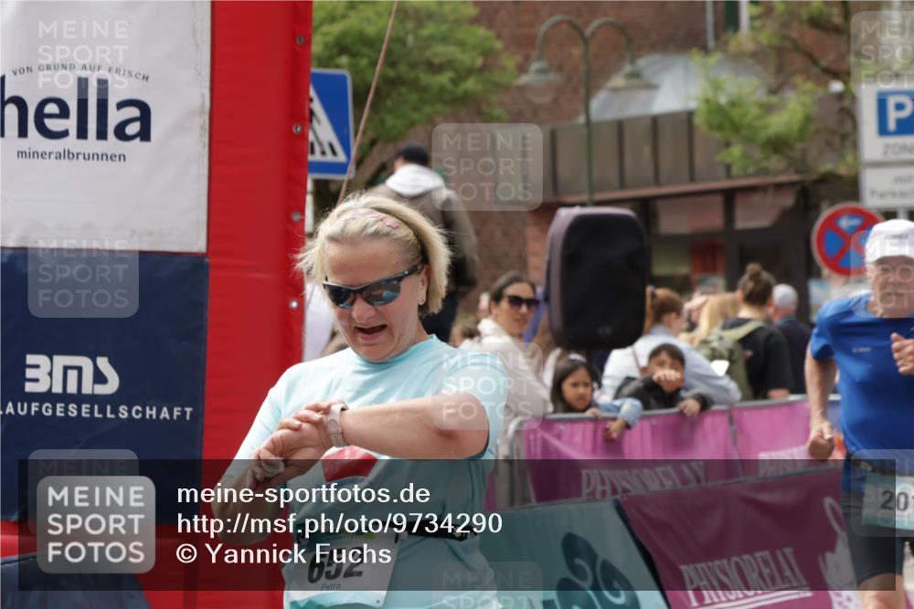 10.05.2026 - 8. Wedeler Halbmarathon Yannick Fuchs http://msf.ph/oto/9734290 10.05.2026 11:52:02 Ziel 201, 652, 675, 676 meine-sportfotos.de