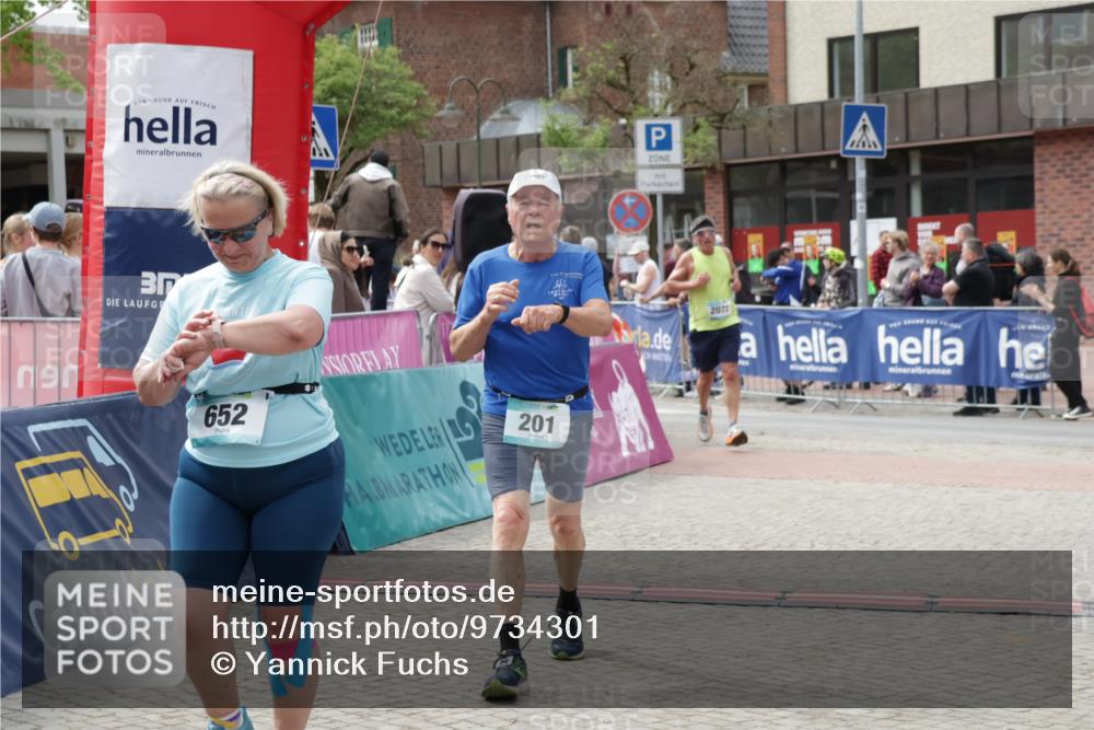 10.05.2026 - 8. Wedeler Halbmarathon Yannick Fuchs http://msf.ph/oto/9734301 10.05.2026 11:52:04 Ziel 201, 652, 2072 meine-sportfotos.de
