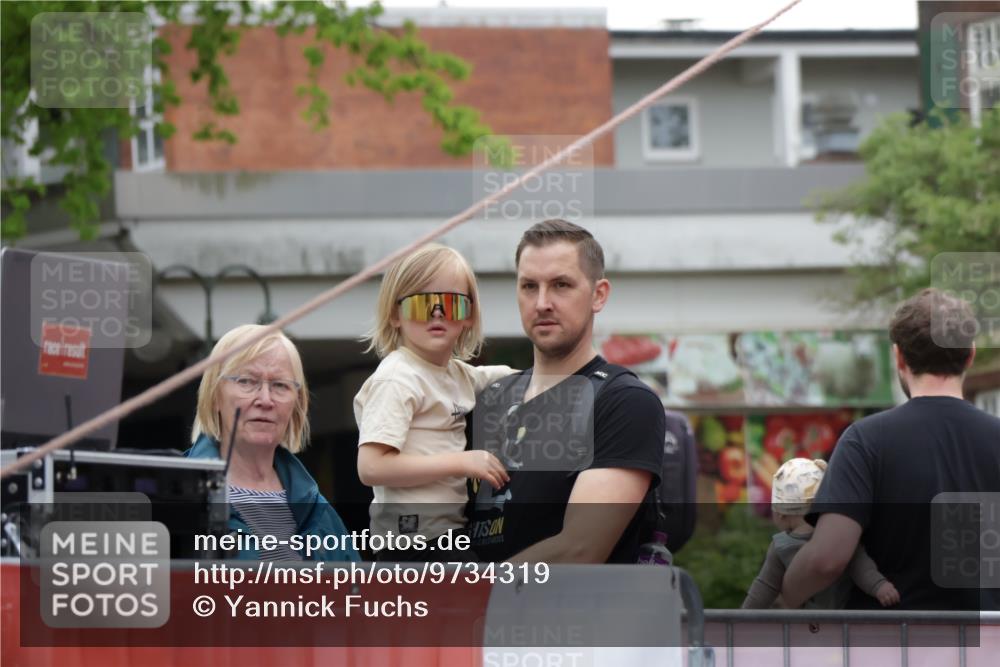 10.05.2026 - 8. Wedeler Halbmarathon Yannick Fuchs http://msf.ph/oto/9734319 10.05.2026 12:39:16 Ziel  meine-sportfotos.de