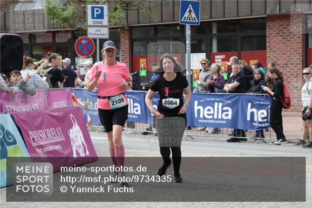 10.05.2026 - 8. Wedeler Halbmarathon Yannick Fuchs http://msf.ph/oto/9734335 10.05.2026 11:52:11 Ziel 2064, 2072, 2109 meine-sportfotos.de