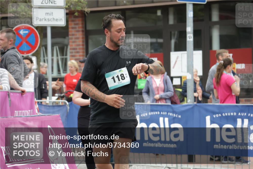 10.05.2026 - 8. Wedeler Halbmarathon Yannick Fuchs http://msf.ph/oto/9734360 10.05.2026 12:39:28 Ziel 118, 336, 373 meine-sportfotos.de
