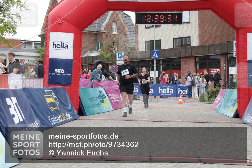 10.05.2026 - 8. Wedeler Halbmarathon Yannick Fuchs http://msf.ph/oto/9734362 10.05.2026 12:39:29 Ziel 118, 336, 373 meine-sportfotos.de