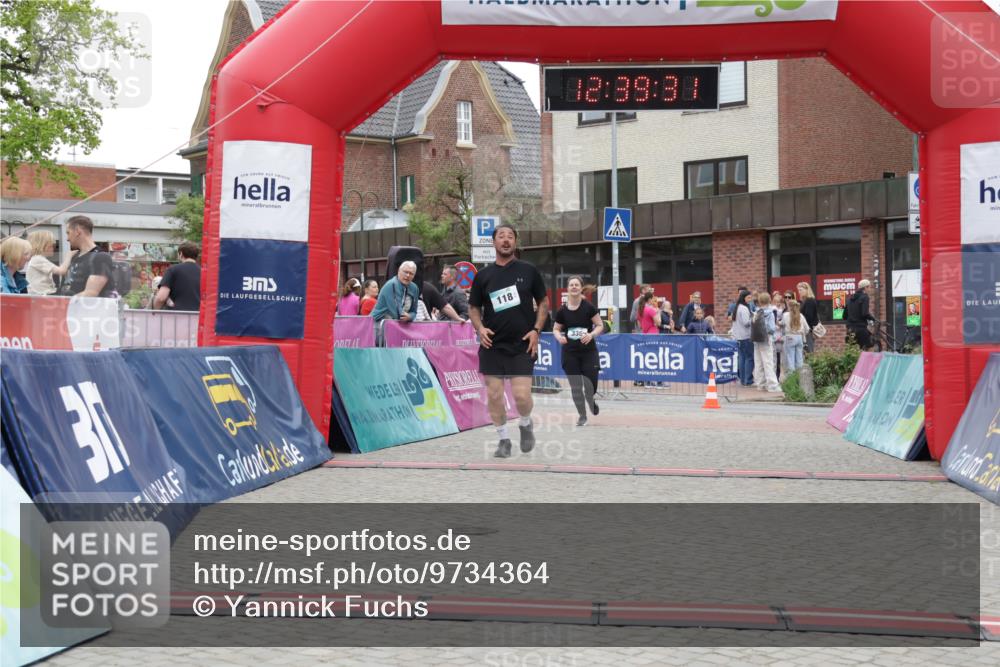 10.05.2026 - 8. Wedeler Halbmarathon Yannick Fuchs http://msf.ph/oto/9734364 10.05.2026 12:39:29 Ziel 118, 336, 373 meine-sportfotos.de
