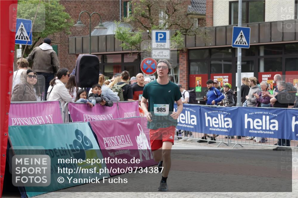10.05.2026 - 8. Wedeler Halbmarathon Yannick Fuchs http://msf.ph/oto/9734387 10.05.2026 11:52:19 Ziel 152, 985, 2064 meine-sportfotos.de