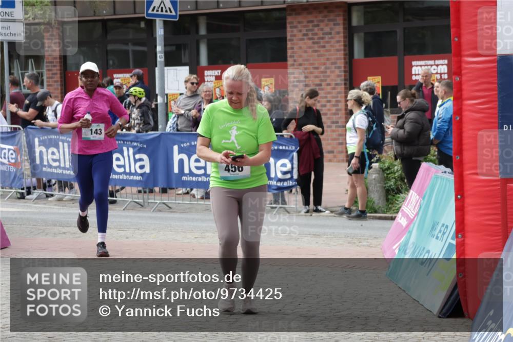 10.05.2026 - 8. Wedeler Halbmarathon Yannick Fuchs http://msf.ph/oto/9734425 10.05.2026 11:52:24 Ziel 152, 456, 739, 985, 2143 meine-sportfotos.de