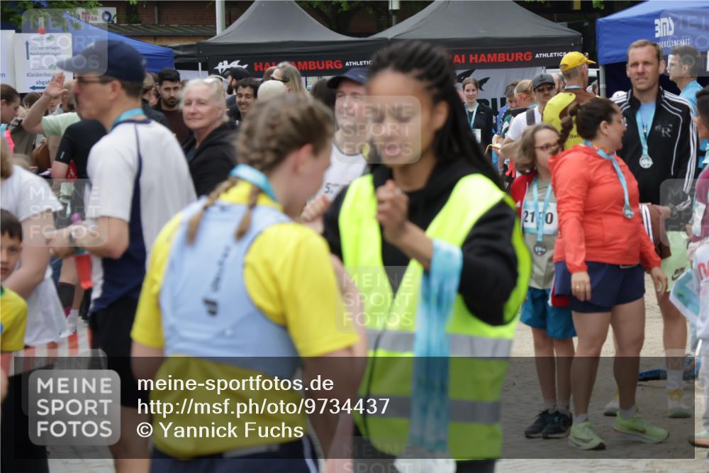 10.05.2026 - 8. Wedeler Halbmarathon Yannick Fuchs http://msf.ph/oto/9734437 10.05.2026 12:41:33 Ziel 205, 2220 meine-sportfotos.de
