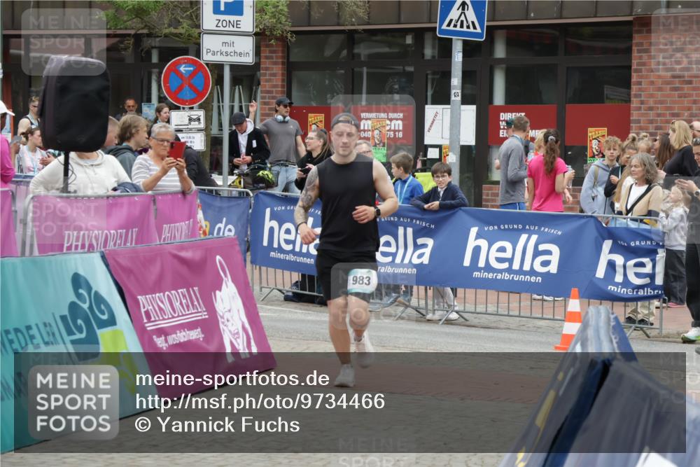 10.05.2026 - 8. Wedeler Halbmarathon Yannick Fuchs http://msf.ph/oto/9734466 10.05.2026 12:42:29 Ziel 983 meine-sportfotos.de