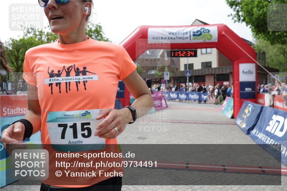 10.05.2026 - 8. Wedeler Halbmarathon Yannick Fuchs http://msf.ph/oto/9734491 10.05.2026 11:52:32 Ziel 715, 739, 2143 meine-sportfotos.de