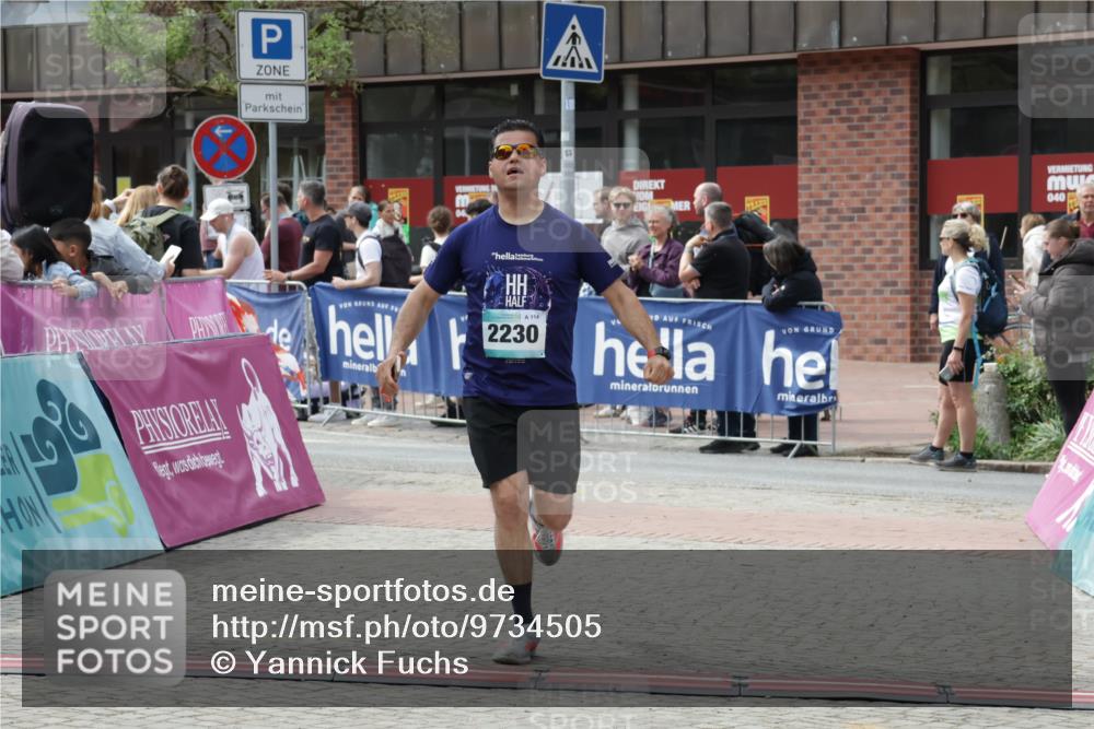 10.05.2026 - 8. Wedeler Halbmarathon Yannick Fuchs http://msf.ph/oto/9734505 10.05.2026 11:52:37 Ziel 2230 meine-sportfotos.de
