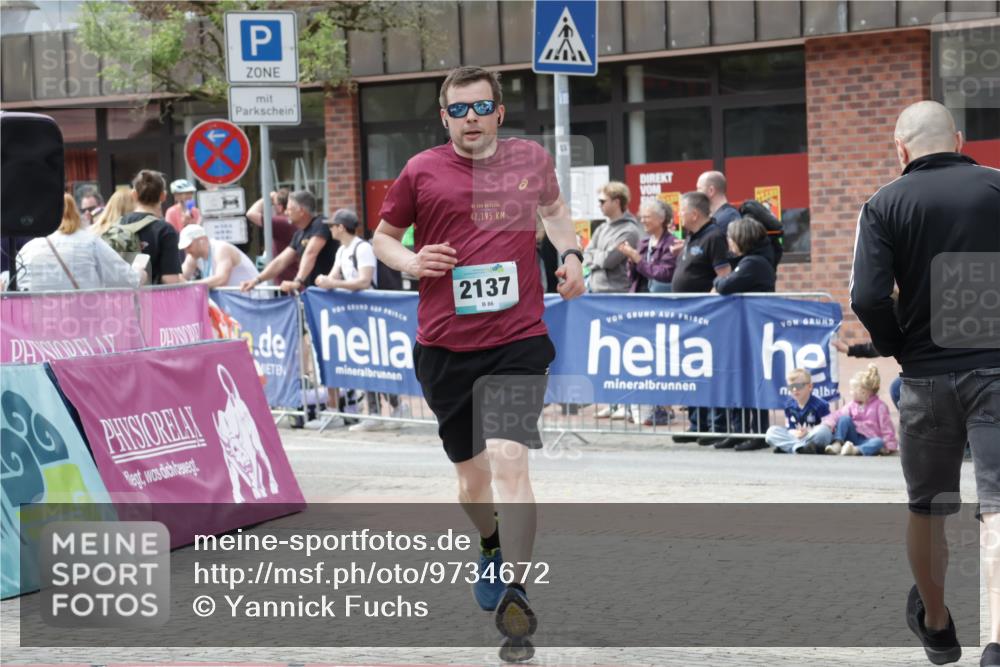 10.05.2026 - 8. Wedeler Halbmarathon Yannick Fuchs http://msf.ph/oto/9734672 10.05.2026 11:53:22 Ziel 140, 633, 1031, 2137 meine-sportfotos.de