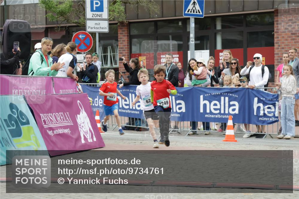 10.05.2026 - 8. Wedeler Halbmarathon Yannick Fuchs http://msf.ph/oto/9734761 10.05.2026 12:47:36 Ziel 623, 624, 2249 meine-sportfotos.de