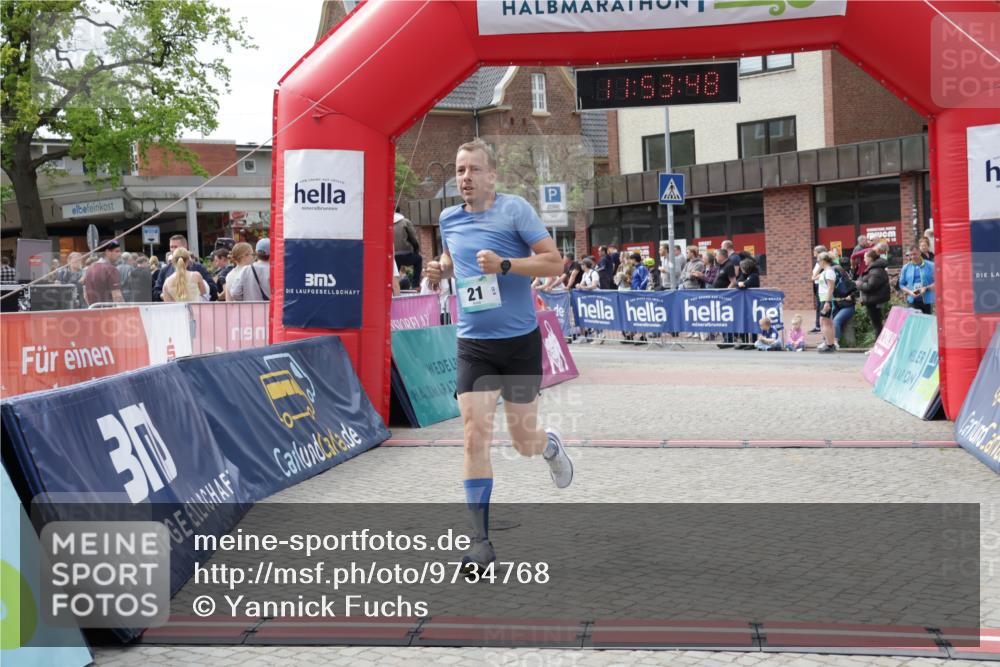 10.05.2026 - 8. Wedeler Halbmarathon Yannick Fuchs http://msf.ph/oto/9734768 10.05.2026 11:53:46 Ziel 21 meine-sportfotos.de