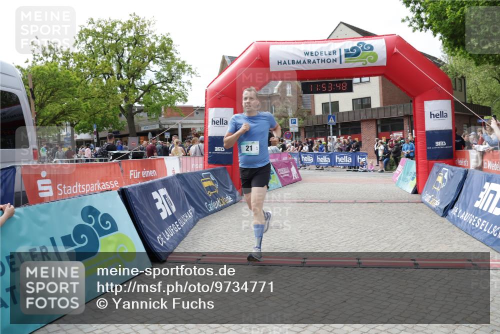 10.05.2026 - 8. Wedeler Halbmarathon Yannick Fuchs http://msf.ph/oto/9734771 10.05.2026 11:53:47 Ziel 21 meine-sportfotos.de