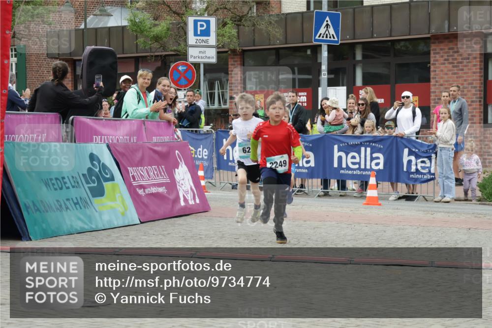 10.05.2026 - 8. Wedeler Halbmarathon Yannick Fuchs http://msf.ph/oto/9734774 10.05.2026 12:47:37 Ziel 623, 624, 2249 meine-sportfotos.de