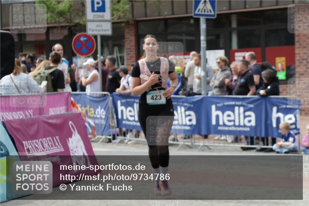 10.05.2026 - 8. Wedeler Halbmarathon Yannick Fuchs http://msf.ph/oto/9734786 10.05.2026 11:53:52 Ziel 303, 423 meine-sportfotos.de