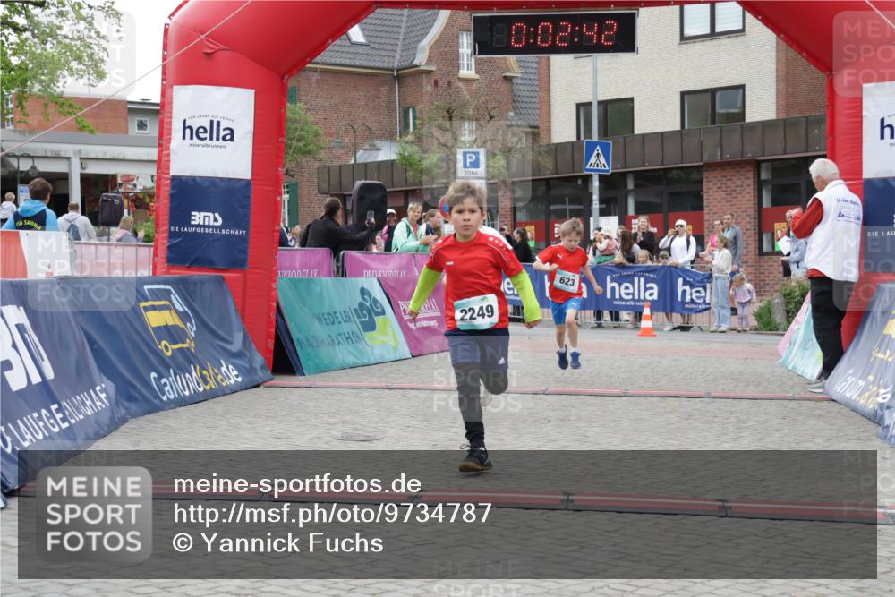 10.05.2026 - 8. Wedeler Halbmarathon Yannick Fuchs http://msf.ph/oto/9734787 10.05.2026 12:47:38 Ziel 623, 624, 2249 meine-sportfotos.de