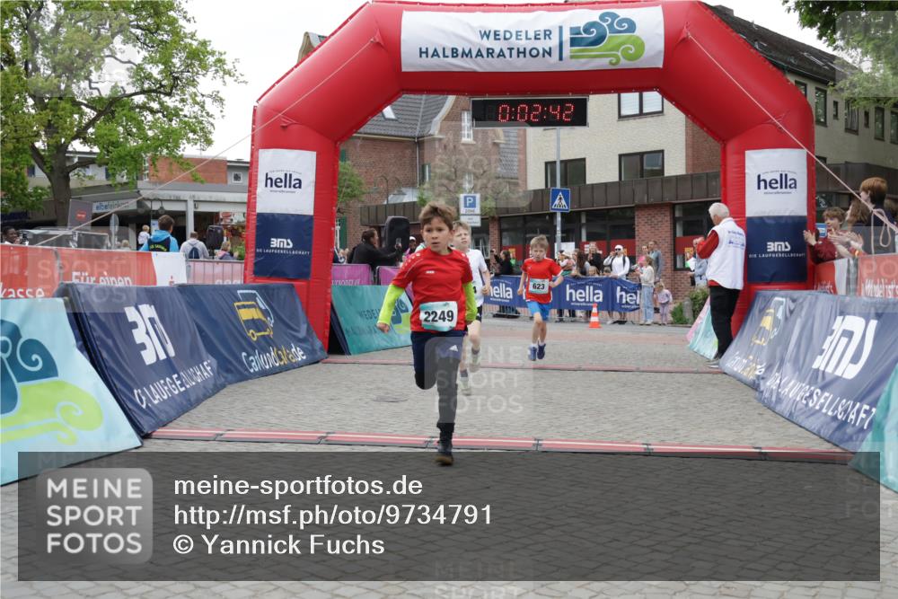 10.05.2026 - 8. Wedeler Halbmarathon Yannick Fuchs http://msf.ph/oto/9734791 10.05.2026 12:47:39 Ziel 623, 624, 2093, 2249 meine-sportfotos.de